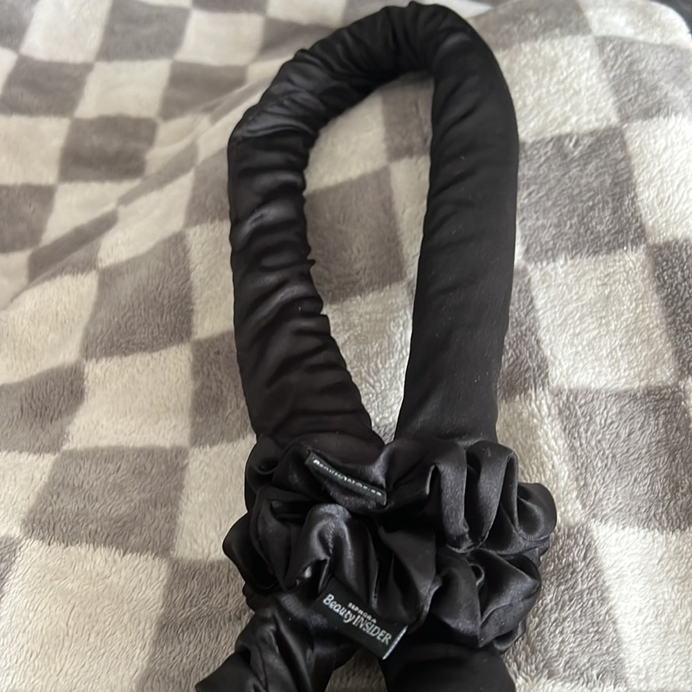 Satin overnight heatless curls set : includes 1 rod and 2 Sephora scrunchies